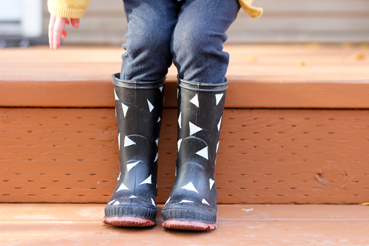 Spray painted rain boots // Delia Creates