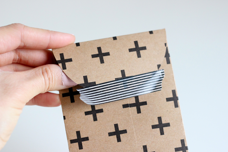 Kraft Paper Gift Card Envelope - Free Printable // Delia Creates