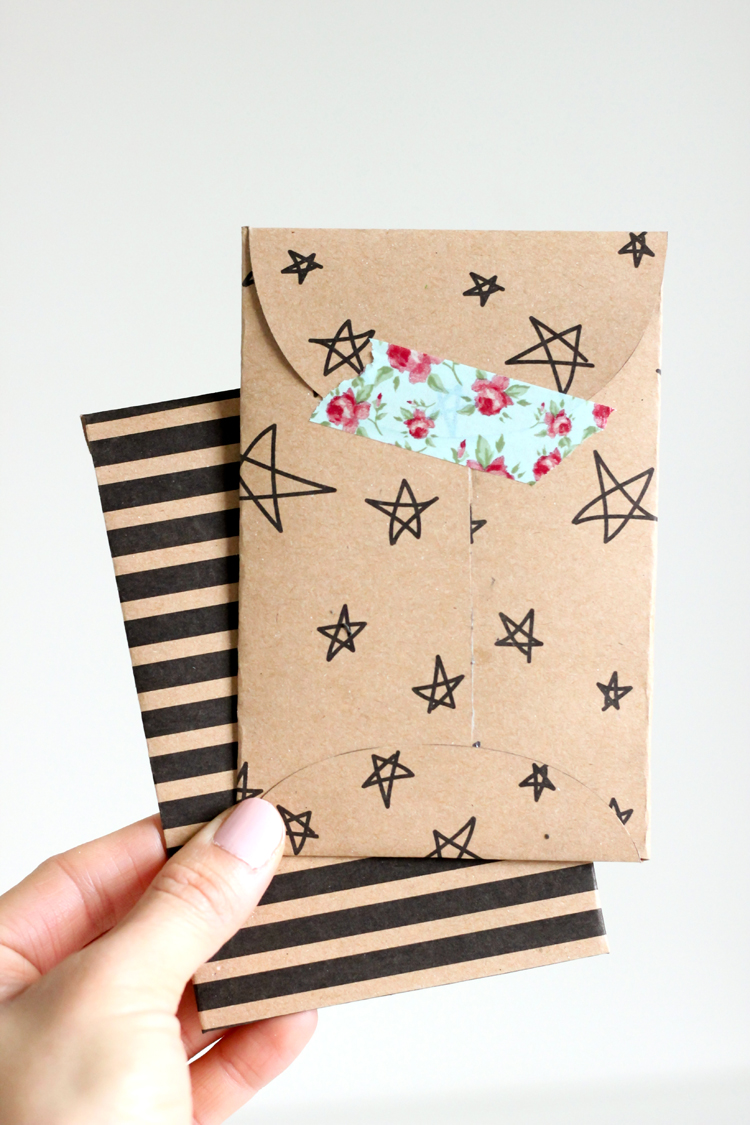 Kraft Paper Gift Card Envelope - Free Printable // Delia Creates