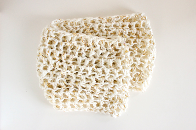 Chunky Crochet Infinity Scarf - FREE PATTERN // Delia Creates