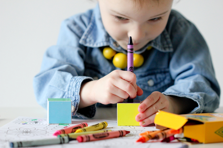 Toddler Coloring Dice... fun way to teach kids their colors! // Delia Creates
