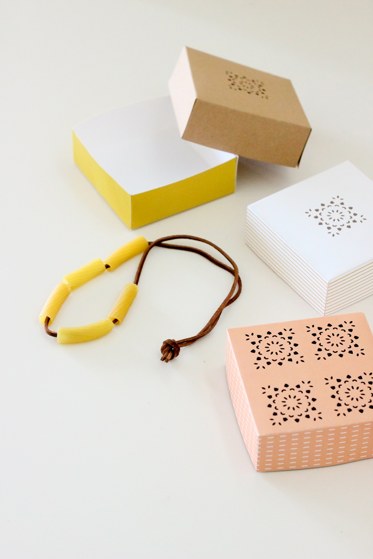 Cute little gift boxes - free printable! Perfect for Mother's Day or Teacher gifts. // Delia Creates