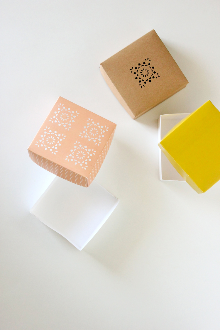 Cute little gift boxes - free printable! Perfect for Mother's Day or Teacher gifts. // Delia Creates