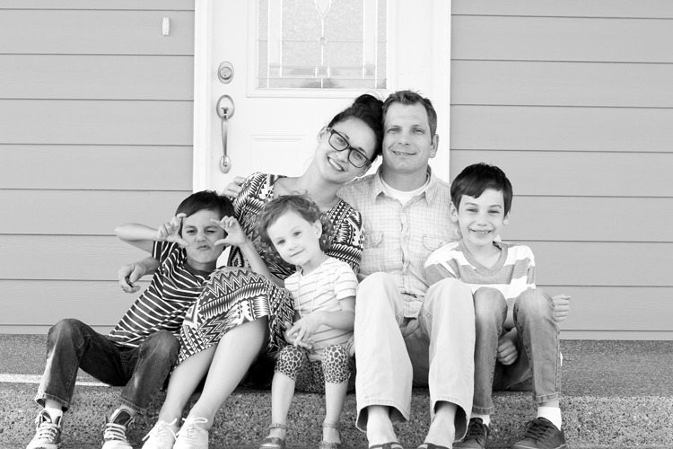 family on the porch black and white (16 of 24)0623