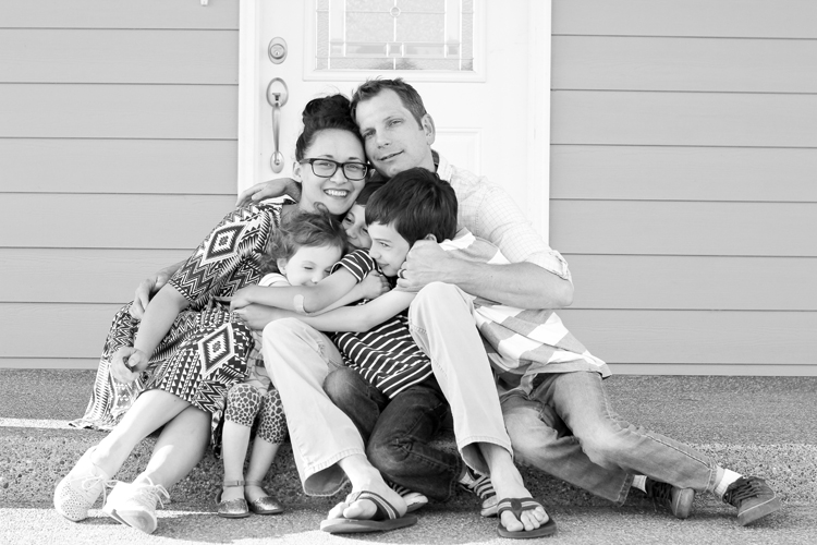 family on the porch black and white (22 of 24)0623