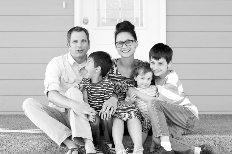 family on the porch black and white (5 of 24)0623