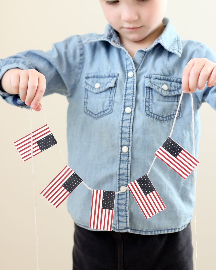 Free Printable Miniature U.S. Flags // Delia Creates