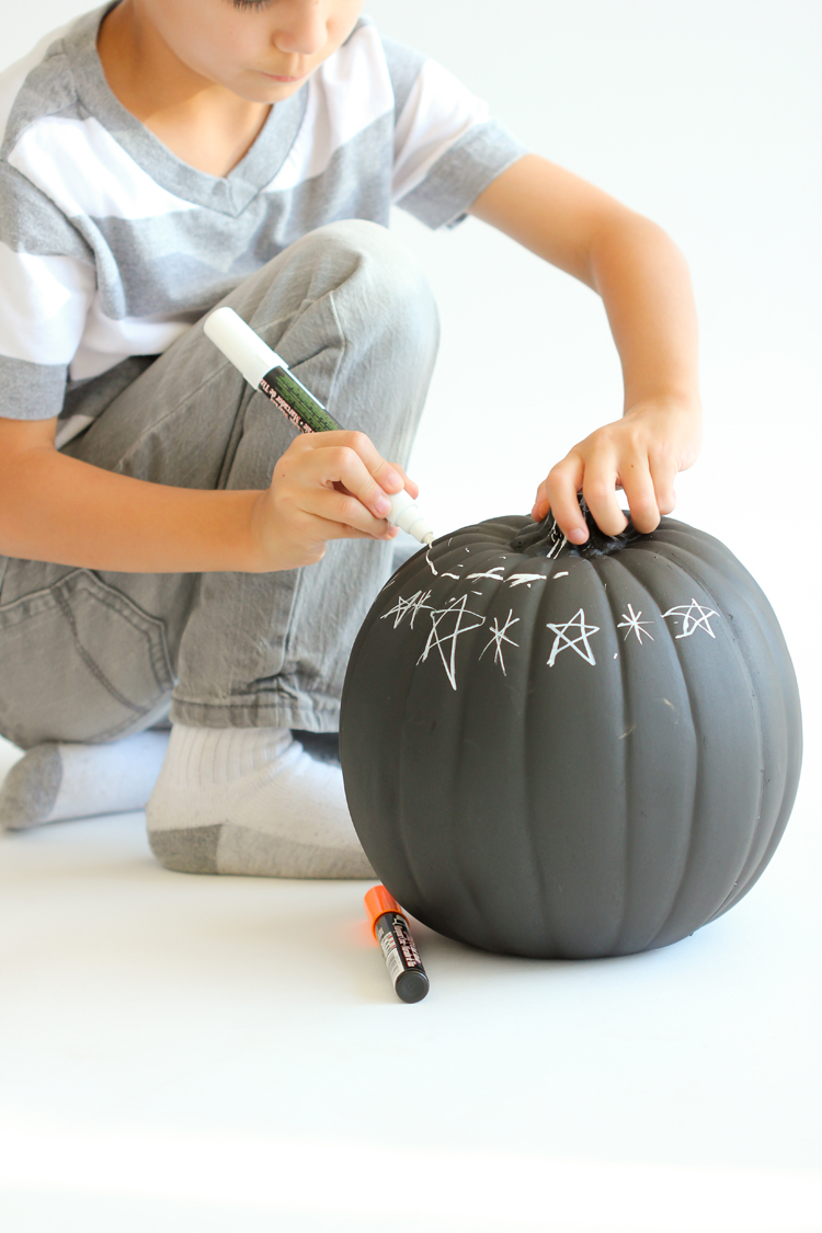 Decorate pumpkins the easy way with chalkboard pumpkins! // Delia Creates