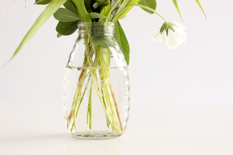 FOUR steps to easy floral arrangements - for beginners! // Delia Creates