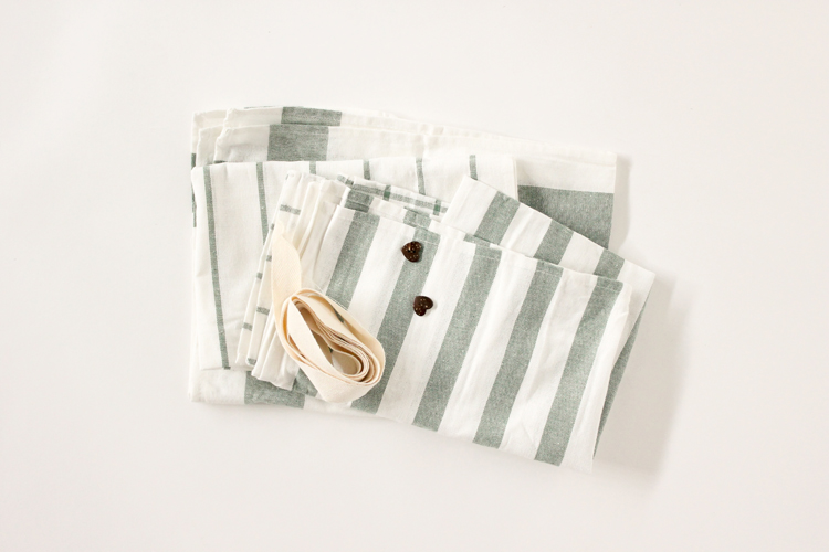 easy buttoned-up tea towel apron tutorial // Delia Creates