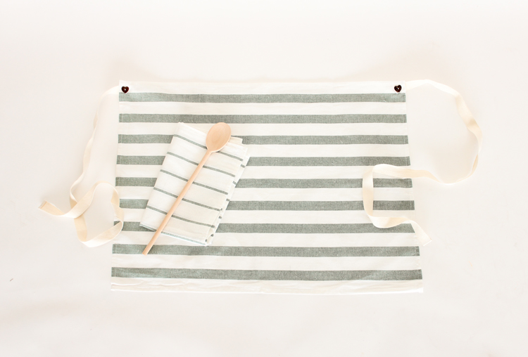 easy buttoned-up tea towel apron tutorial // Delia Creates