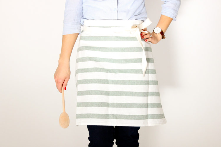 easy buttoned-up tea towel apron tutorial // Delia Creates