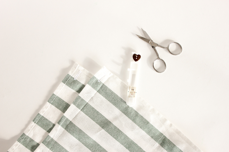 easy buttoned-up tea towel apron tutorial // Delia Creates