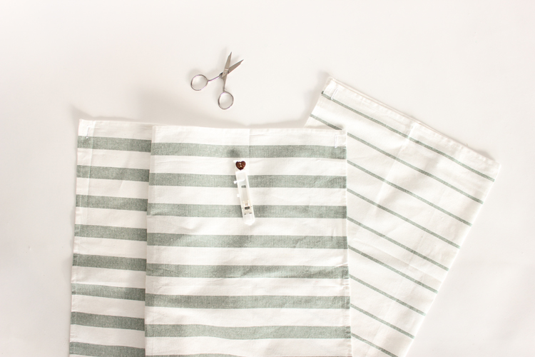 easy buttoned-up tea towel apron tutorial // Delia Creates