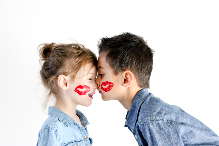 Hugs + Kisses Temporary Tattoo Valentine {with free printables!} // www.deliacreates.com