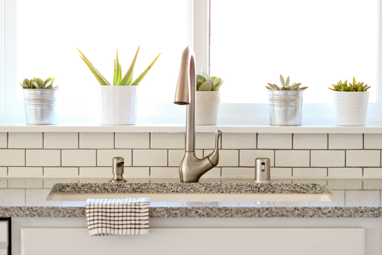 Kitchen Renovation Series: Tile Backsplash Tips // www.deliacreates.com