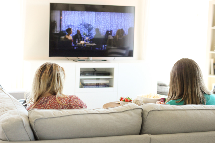 Gather Friends for a Stitch 'n' Flix Party + 15 Easy Crochet Projects // www.deliacreates.com