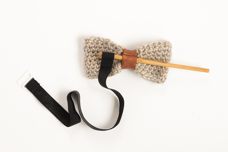 Crochet Basics - How to Single Crochet + Crochet Bow Tutorial // www.deliacreates.com