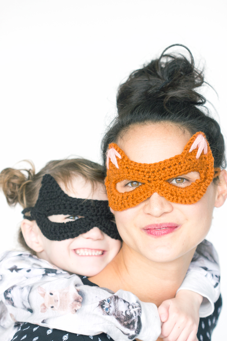 Crocheted Cat Mask: free pattern + tutorial // www.deliacreates.com