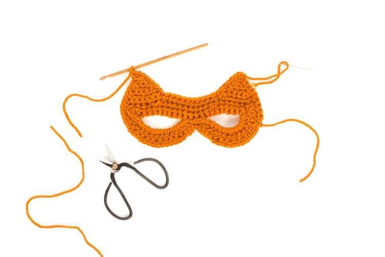 Crocheted Cat Mask: free pattern + tutorial // www.deliacreates.com