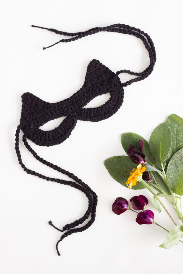 Crocheted Cat Mask: free pattern + tutorial // www.deliacreates.com