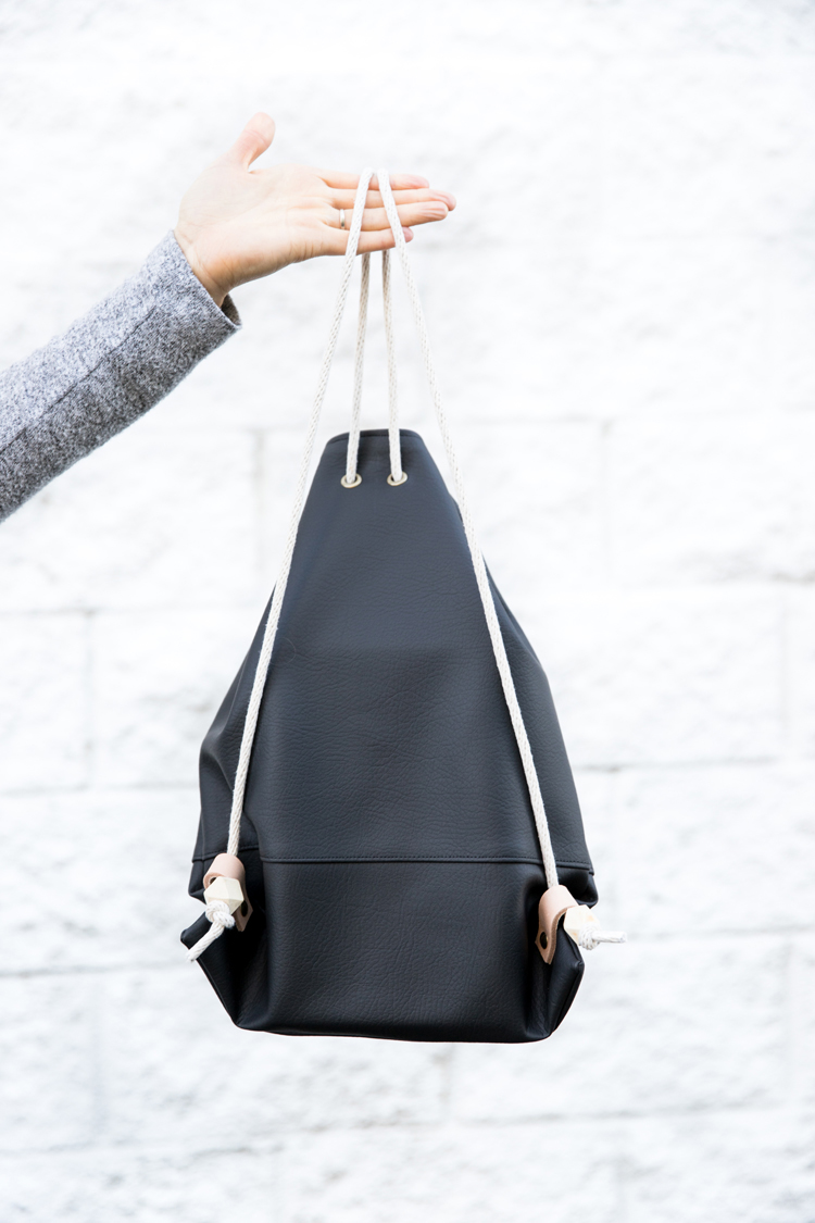 Faux Leather Drawstring Backpack TUTORIAL - great for beginners! // www.deliacreates.com