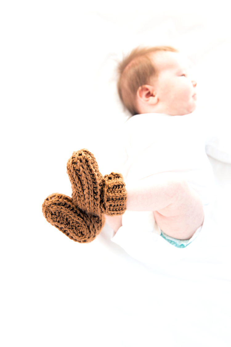 Ribbed Crochet Baby Booties - free pattern for beginners! // www.deliacreates.com