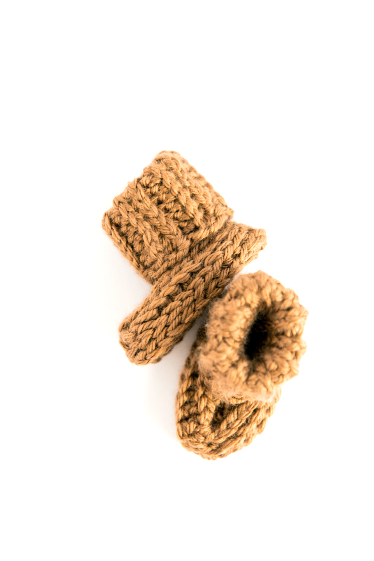 Ribbed Crochet Baby Booties - free pattern for beginners! // www.deliacreates.com