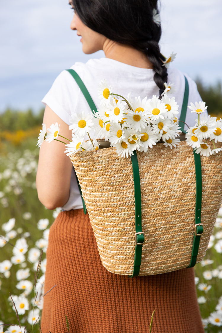 Basket Backpack Tutorial (video) // www.deliacreates.com // learn how to make a straw tote or basket backpack using just three simple supplies. It requires no sewing, no gluing, and no special skills! Easy!