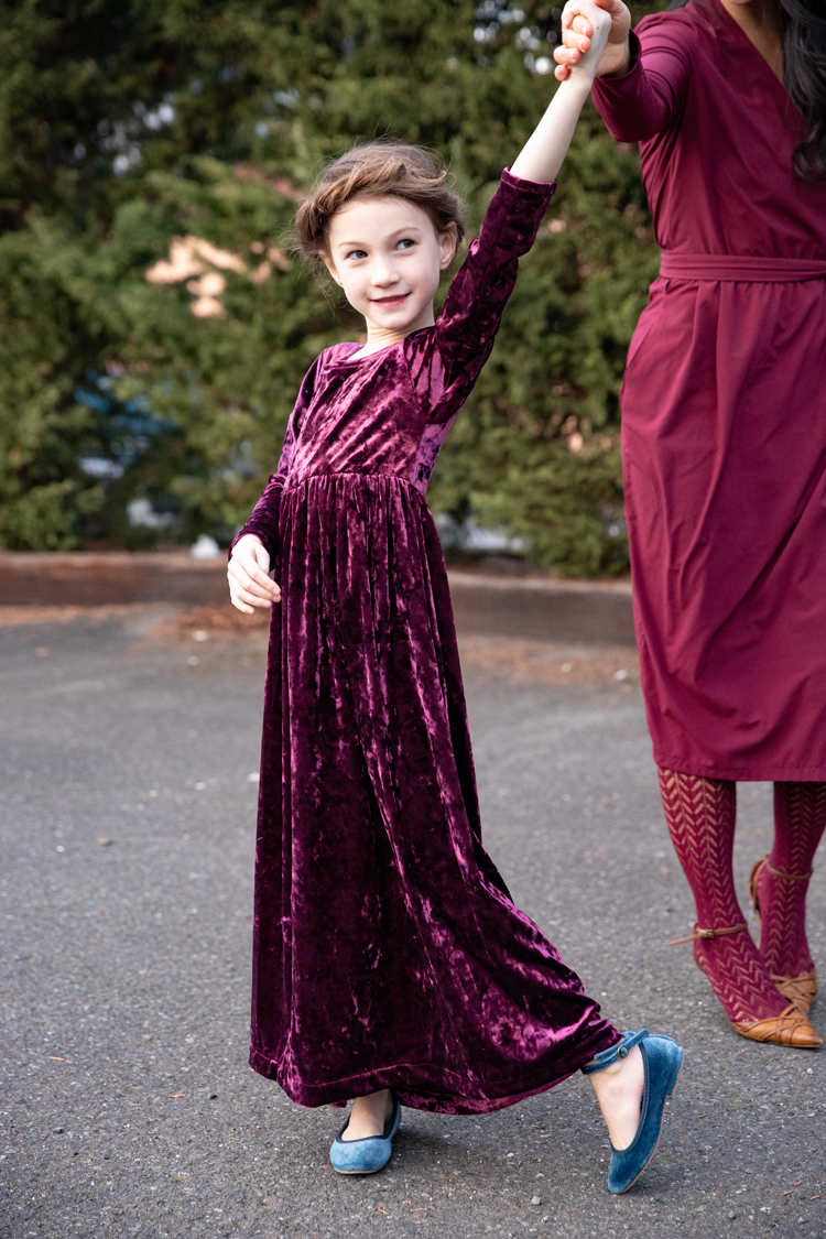 Mommy and Me Christmas Dresses // www.deliacreates.com 