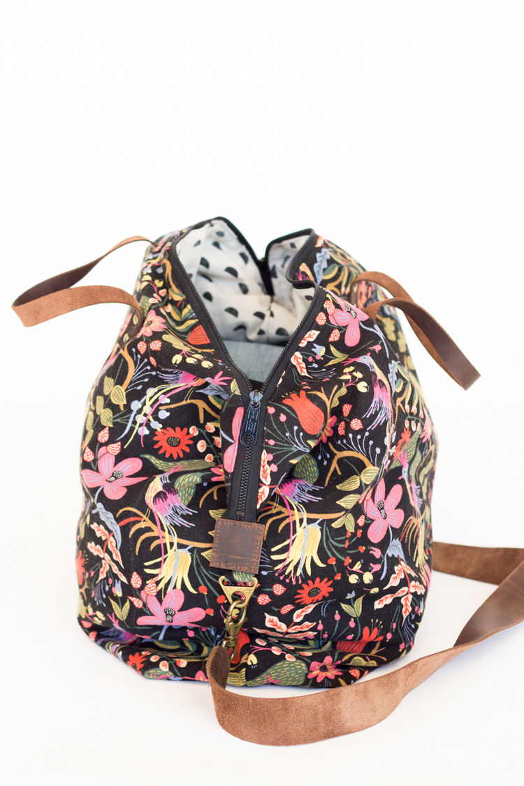 Weekender Bag - Sewing Tutorial // www.deliacreates.com