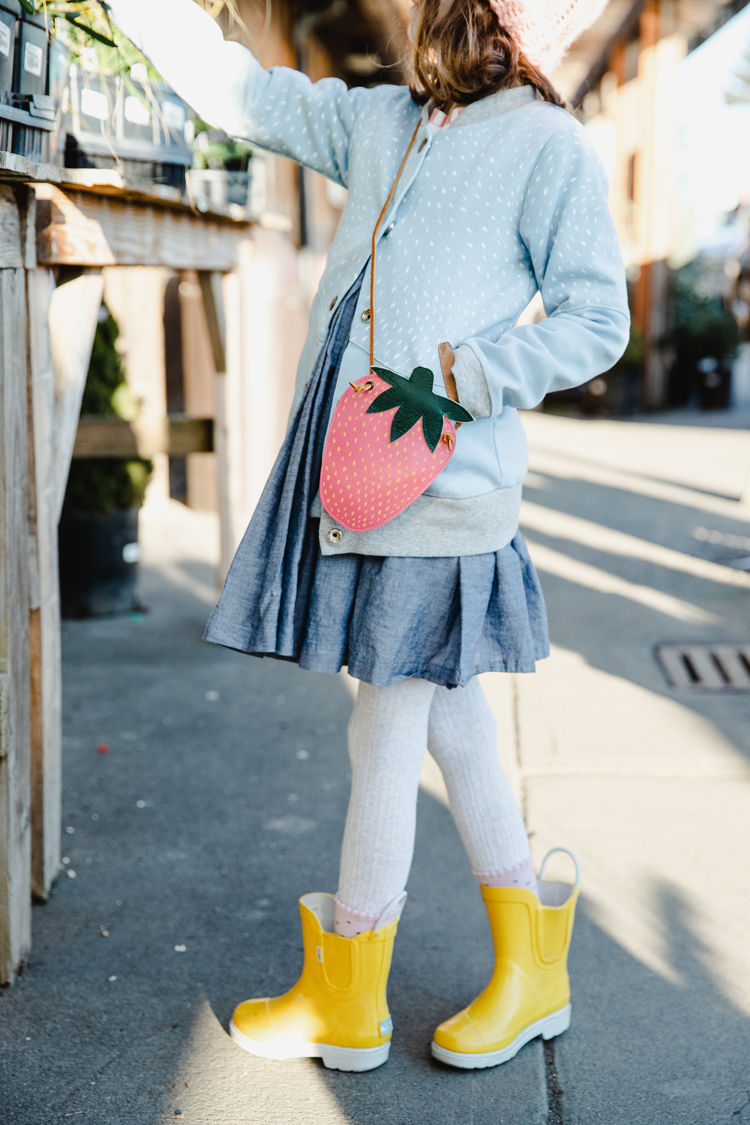 Strawberry Coin Purse - free pattern and tutorial // www.deliacreates.com  // cute purse for littles!