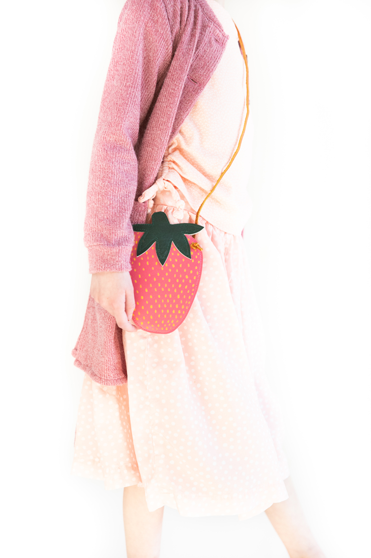 Strawberry Coin Purse - free pattern and tutorial // www.deliacreates.com