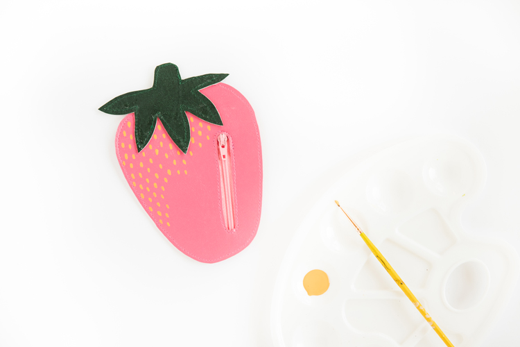 DIY Strawberry Coin Purse - free pattern and tutorial // www.deliacreates.com 