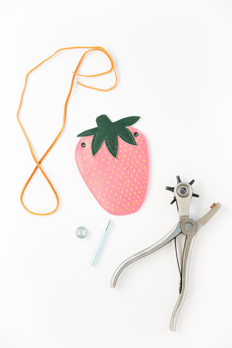 DIY Strawberry Coin Purse - free pattern and tutorial // www.deliacreates.com