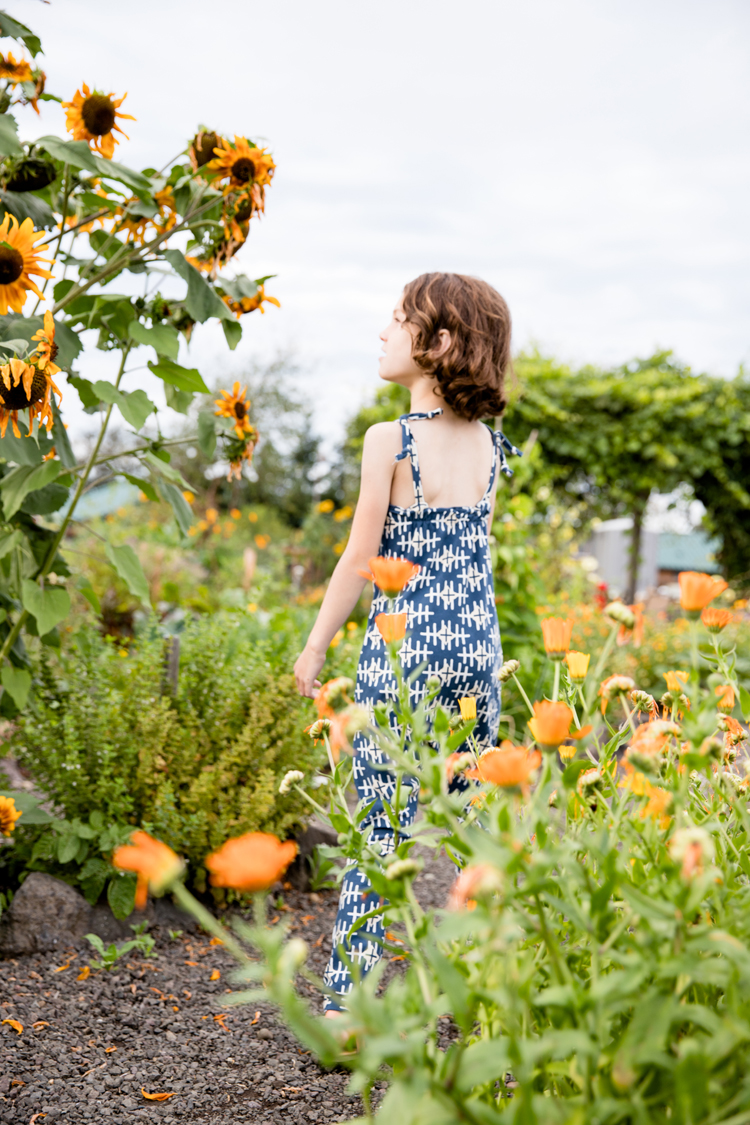 Hoppe Jumpsuit in the garden // www.deliacreates.com