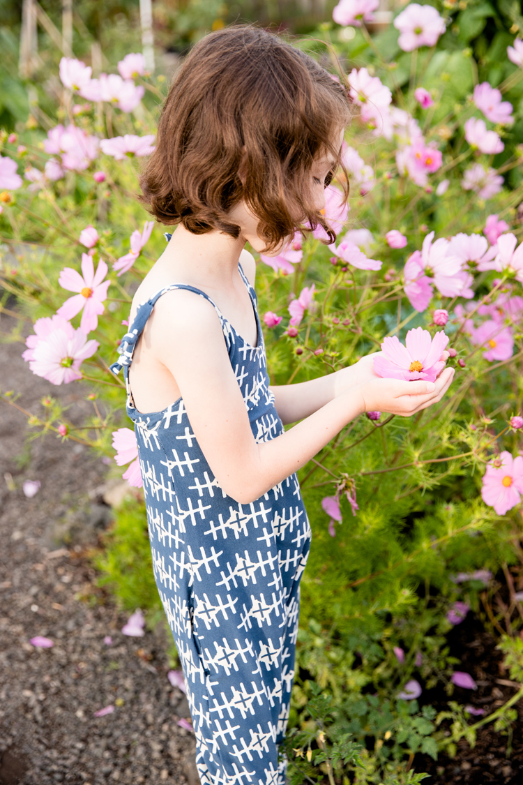 Hoppe Jumpsuit in the garden // www.deliacreates.com