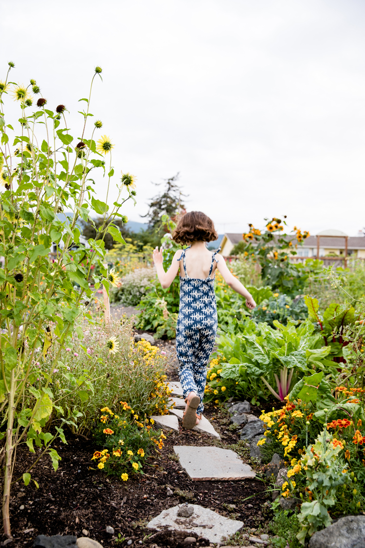 Hoppe Jumpsuit in the garden // www.deliacreates.com