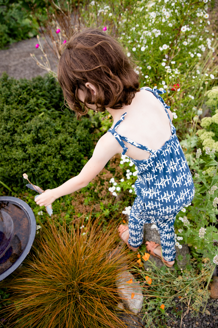 Hoppe Jumpsuit in the garden // www.deliacreates.com