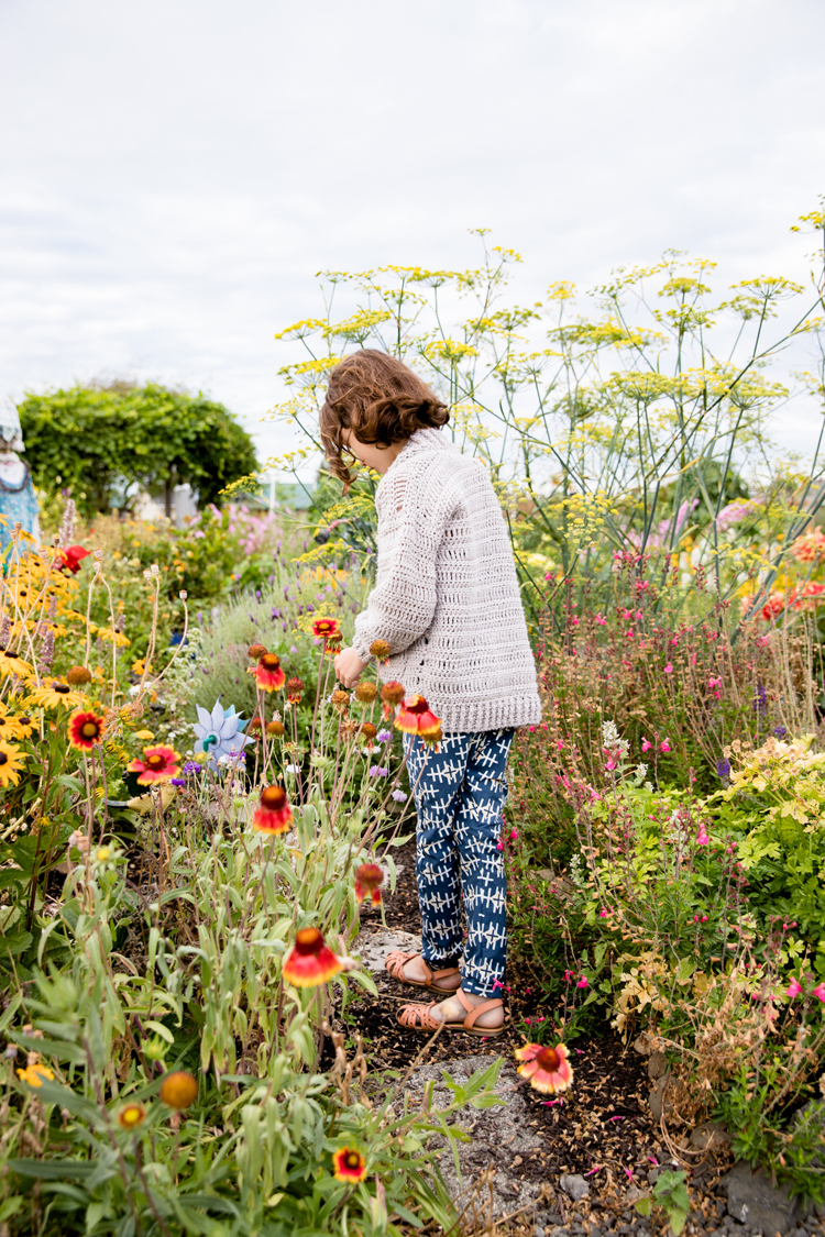 Hoppe Jumpsuit in the garden // www.deliacreates.com