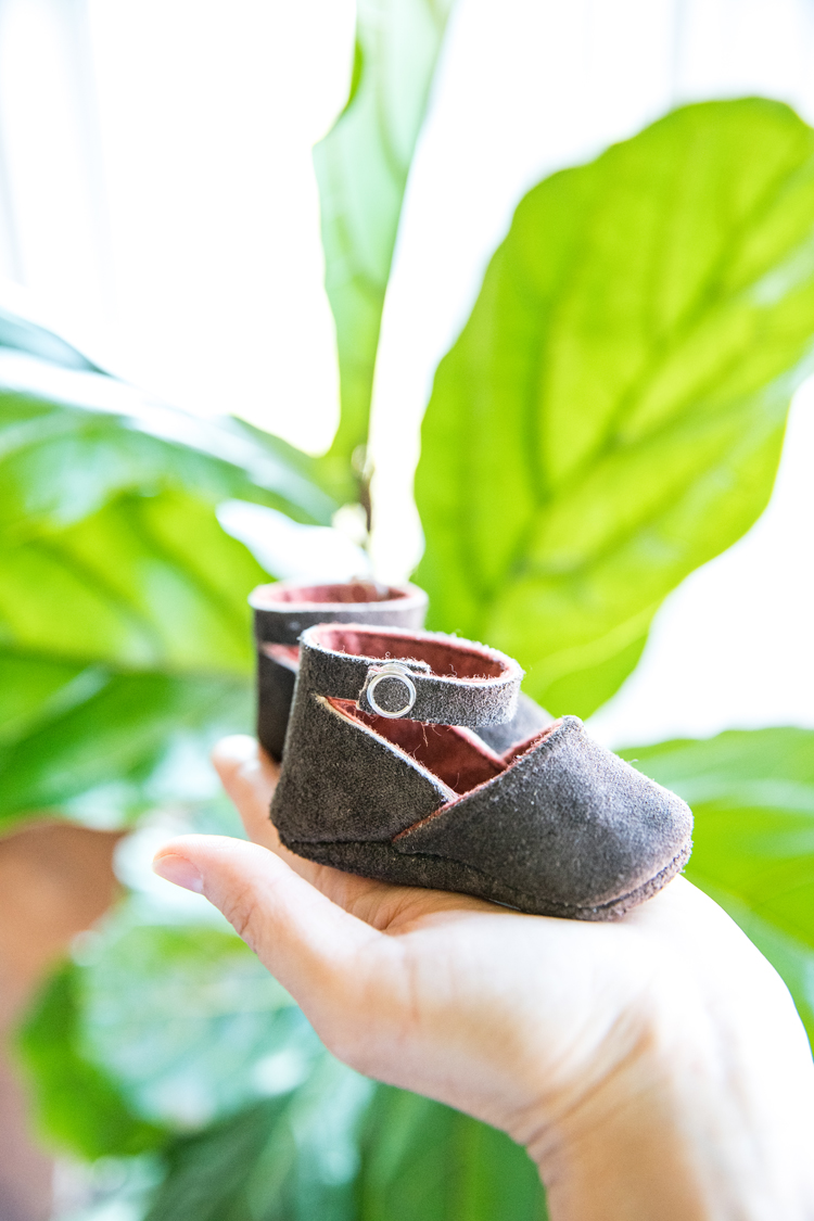 Leather Baby Shoes FREE CUT FILE and video tutorial /// www.deliacreates.com