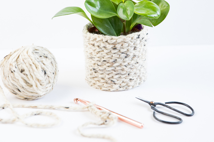 Crochet Basics - How to Single Crochet + Crochet Bow Tutorial // www.deliacreates.com