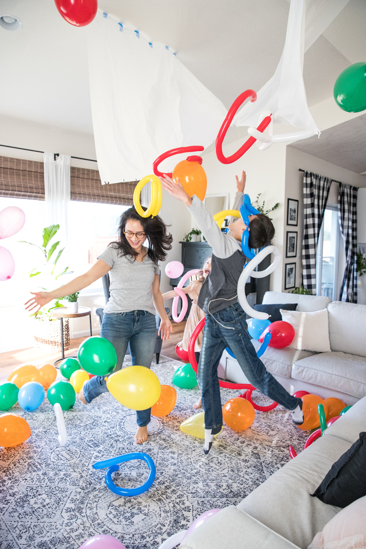 7 Easy ways to make New Year's Eve fun for kids and families! // Set up a balloon drop! // www.deliacreates.com