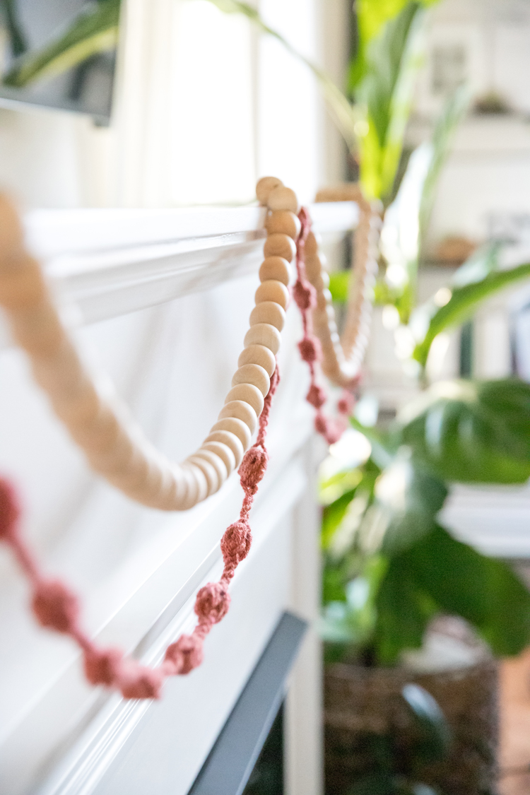 Bubble Puff Crochet Garland - Video Tutorial // www.deliacreates.com