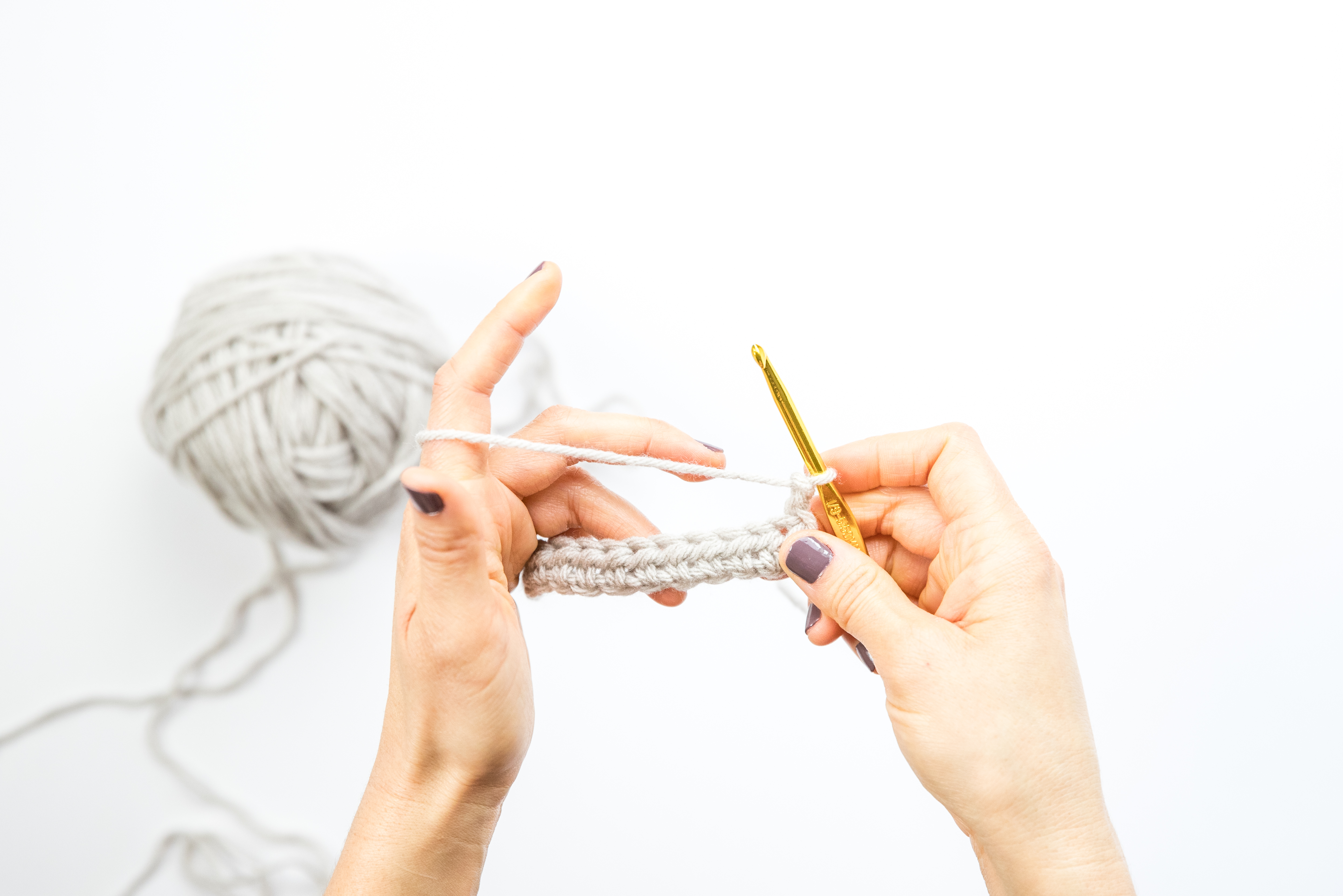 Learn how to crochet! - Easy video tutorials and everything you need to know to get started // www.deliacreates.com