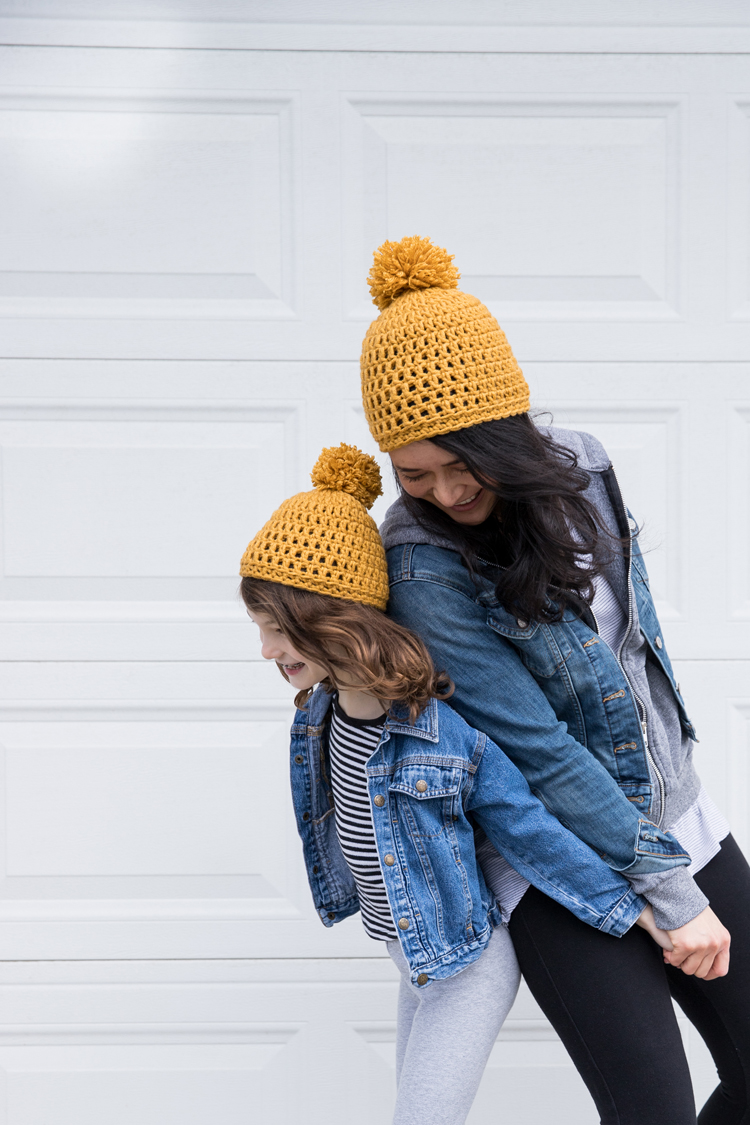 Crochet Basics: How to Crochet in the Round and Make a Beanie // great video tutorials for ABSOLUTE beginners // www.deliacreates.com