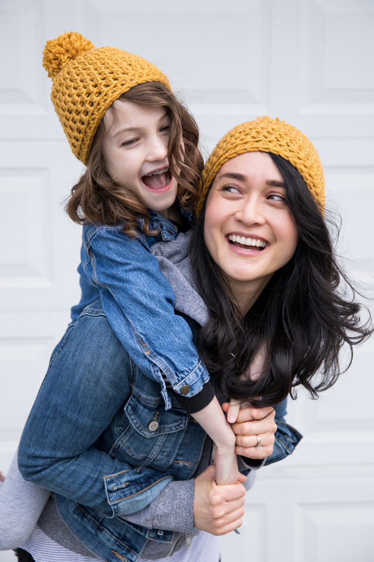 Crochet Basics: How to Crochet in the Round and Make a Beanie // great video tutorials for ABSOLUTE beginners // www.deliacreates.com