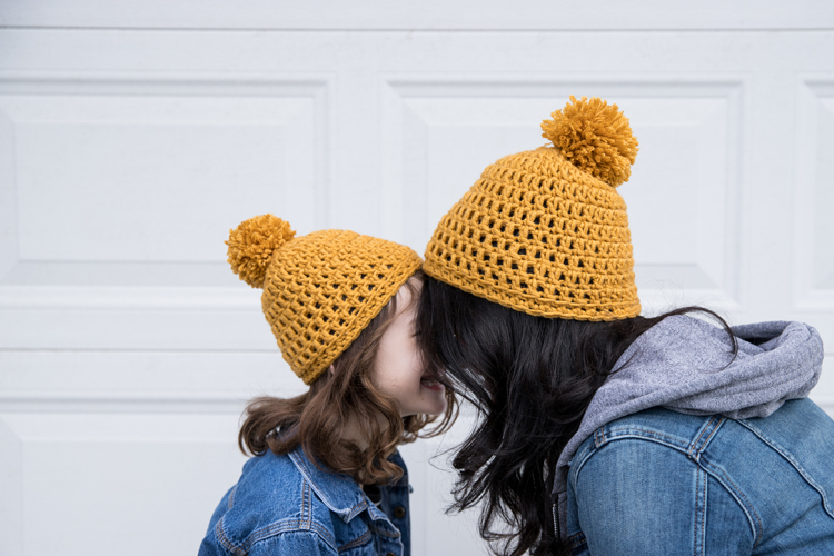 Crochet Basics: How to Crochet in the Round and Make a Beanie // great video tutorials for ABSOLUTE beginners // www.deliacreates.com