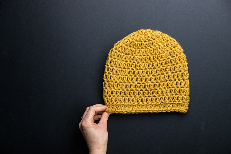 Crochet Basics: How to Crochet in the Round and Make a Beanie // great video tutorials for ABSOLUTE beginners // www.deliacreates.com