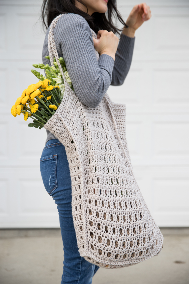 Crochet Mesh Bag - free pattern! // www.deliacreates.com